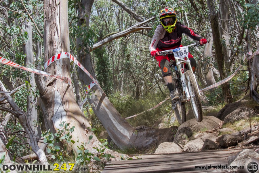 Michelle Crisp, who seeded first comfortably in the Elite Womens class with a 4:19,  had a heavy fall during her race run on "International" trail's known rock G out. Crisp finished 4.5 seconds behind Sarah Booth, who claimed fastest with a 4:22.