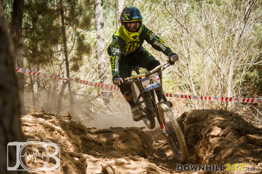 After picking up the pace, and with a trail that would only get rougher, Connor Fearon switched to clip pedals on Saturday morning, dropping 3 clipped practice runs in over the weekend.  