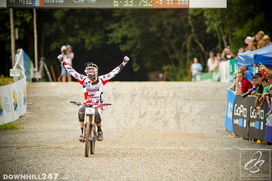 Hamming it up for the crowd Steve Peat crosses the line for his first run before going up and eventually claiming 7th.