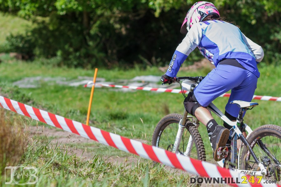 Kellie Weinert sprints the finish straight in her Dharco kit. Unique race kits with no compromise on quality, these kits are very popular across the gravity disciplines.