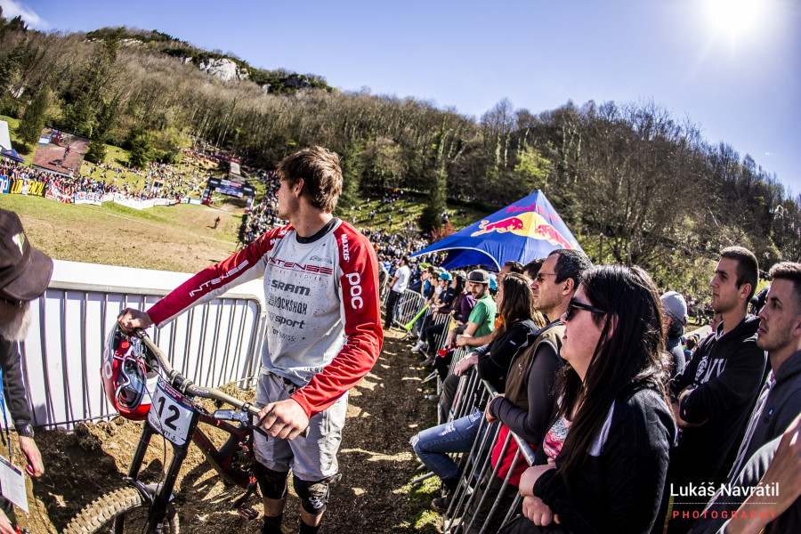 Dean Lucas is one hard man... if you saw his crash you would no why! Here he looks up the hill at what could have been - in the top 15 before he crashed... roll on Cairns