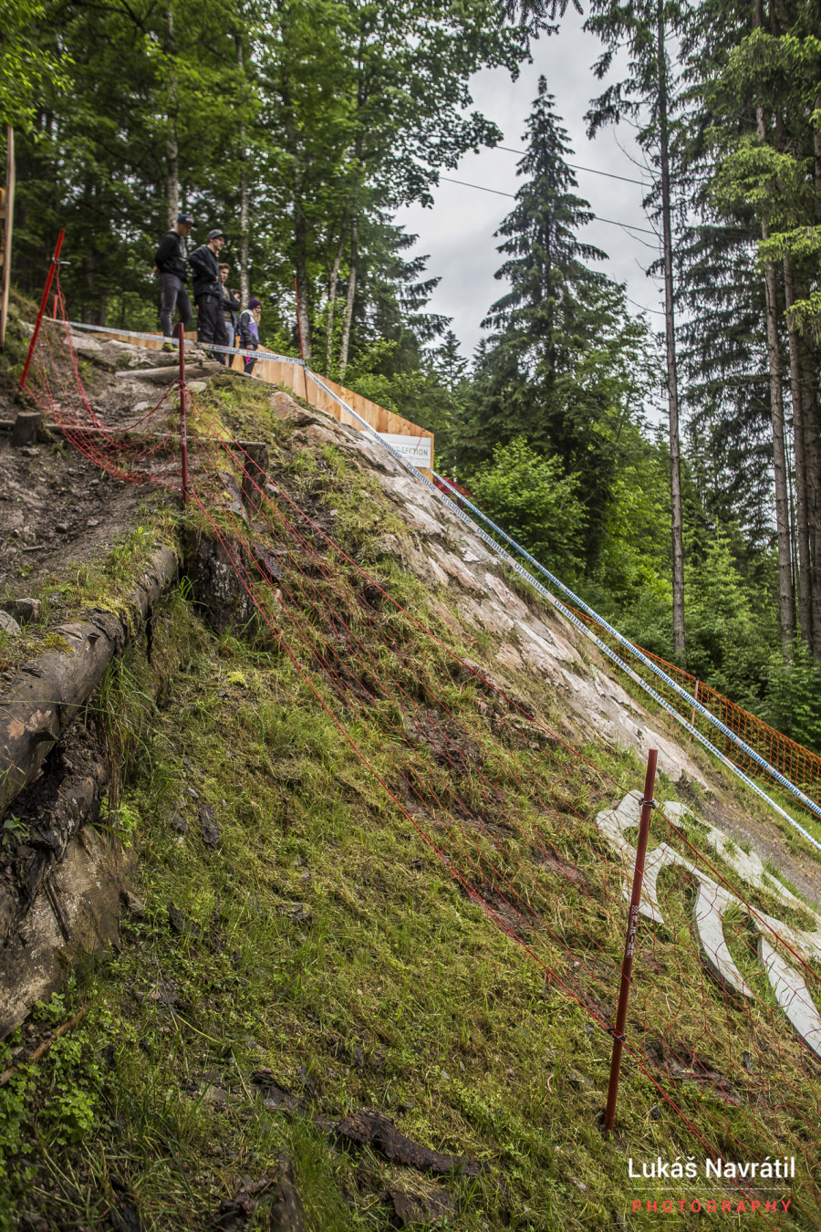 The steep roll down into the finish arena remains.
