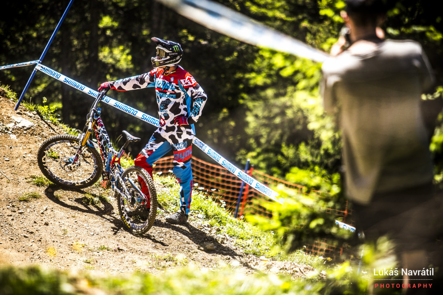 Steve Peat showing off his 'mad cow' paint theme for this race. 